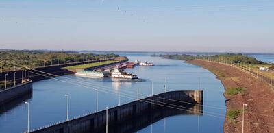 Barcazas partieron hoy rumbo a puerto internacional.