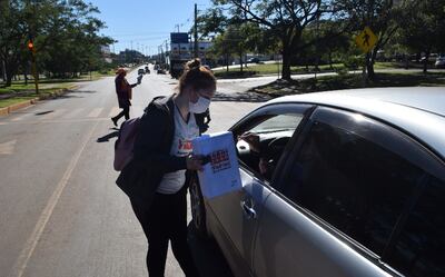 Voluntarios instalados en la avenida Irrazábal  reciben el aporte de los automovilistas.