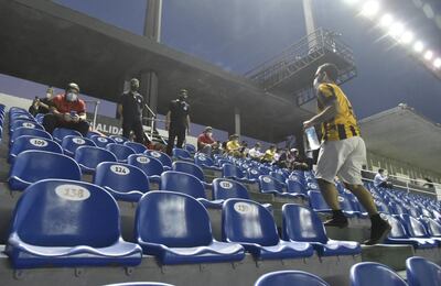 Con su camiseta de Guaraní puesta, el aficionado se dirige a su lugar para observar el juego.