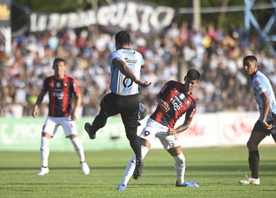 Miguel Paniagua saca el balón ante la presencia de Robert Morales