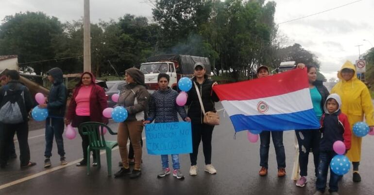 Ciudadanos cerraron una parte del Ramal de la Ruta PY02 en repudio a la ideología de género en la educación.