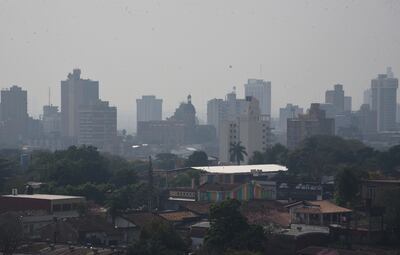 Así se veía ayer la capital. La temporada de sequía “favorece”  las grandes quemas.