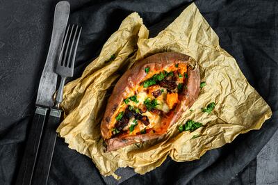 Batatas rellenas con carne picada.