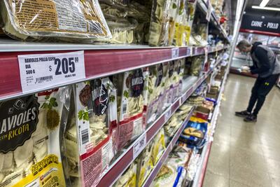 Una persona realiza compras en un supermercado, en Buenos Aires (Argentina). La fuerte aceleración de precios que registra Argentina en las últimas semanas encamina al país suramericano a cerrar 2022 con una inflación no inferior al 90%. (EFE)