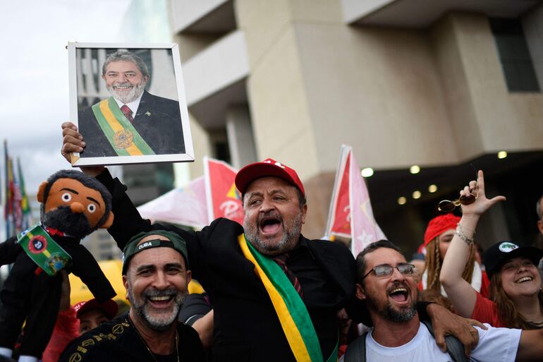 Partidarios del presidente electo Lula da Silva festejan en Brasilia, el sábado.
