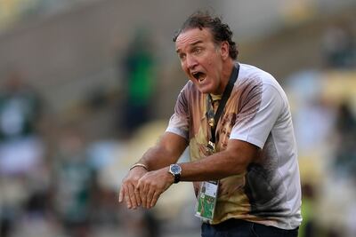 Cuca, entrenador del Santos, dando indicaciones durante la final.