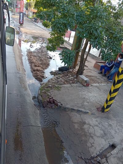 Lamentable estado de la vereda en la avenida Félix Bogado