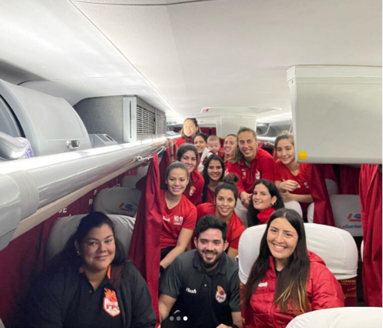 Delegación de FPC ya en el ómnibus, presta para el viaja a Uruguay.