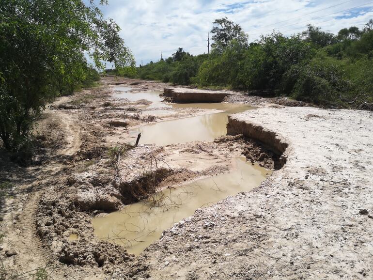 El paso de las aguas dejó destrozado el camino que conduce a Puerto Casado.