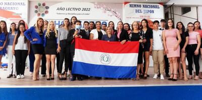 Directivos de Nihon Gakko junto con los becarios  egresados de diversos cursos  que ofrece la institución gratuitamente a habitantes de Fernando de la Mora y Central.