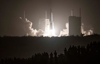 El cohete Larga Marcha 5 cargando la sona lunar china Chang'e-5 es lanzado desde el centro espacial Wenchang en la isla de Hainan.
