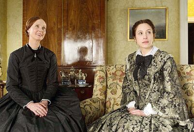 La actriz Cynthia Nixon (izquierda) encarna a la poeta Emily Dickinson en la película “Una serena pasión”.