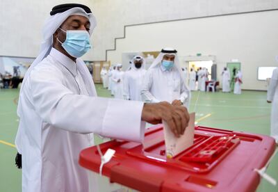 Los 30 puestos que se disputaban recayeron en candidatos masculinos, según el ministerio del Interior. Ninguna de las 28 mujeres a las que se les permitió presentarse fue elegida.