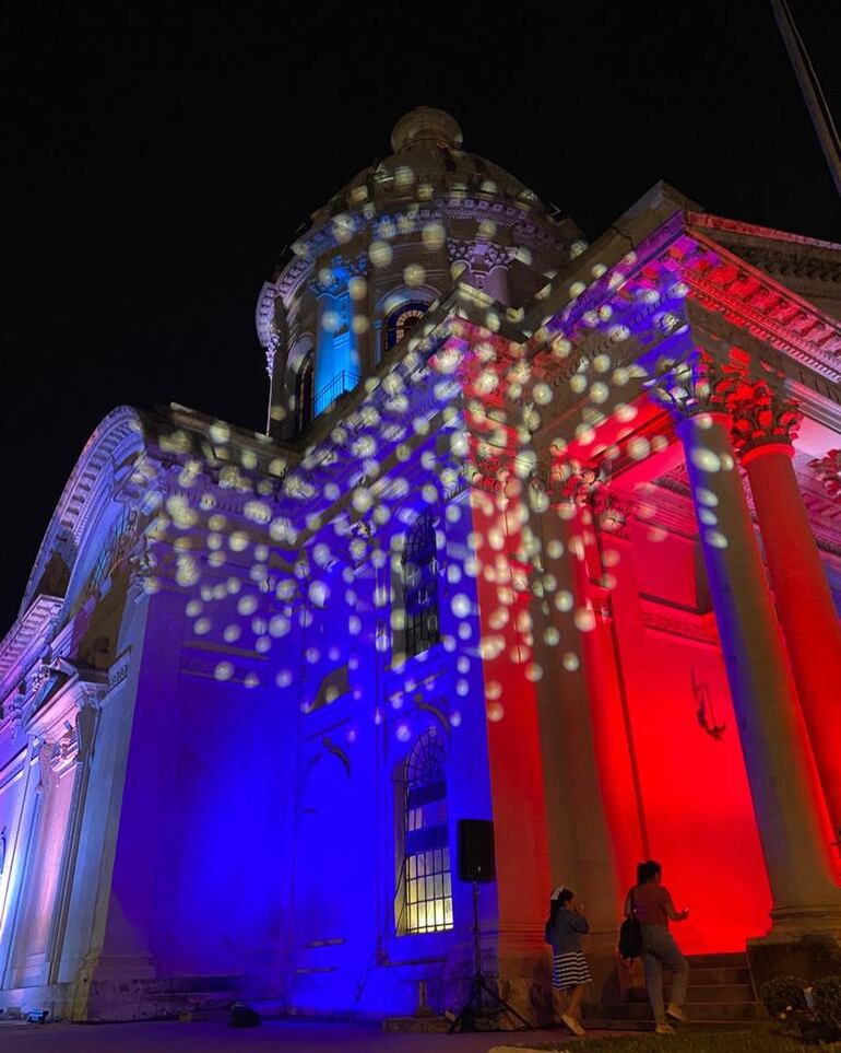 El Panteón de los Héroes con proyecciones alusivas a la fecha, anoche.