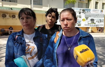 Facunda y Sabina López,denunciaron que por falta de un anestesiólogo en el Hospital Regional de Pilar, sus padre don Demetrio López no será operado.
