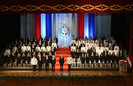 El presidente Mario Abdo Benítez, el Gral. Brig. Nery Torres Laconich, director general interino del IAEE, miembros de CODENA y los egresados en la foto oficial del egreso en el BCP.