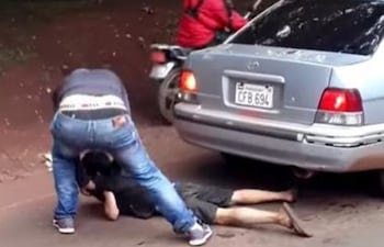 El momento de la agresión fue captado por un automovilista.