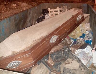 El féretro fue remitido a la Morgue Judicial, donde iniciaron estudios para intentar identificar a su anterior ocupante.