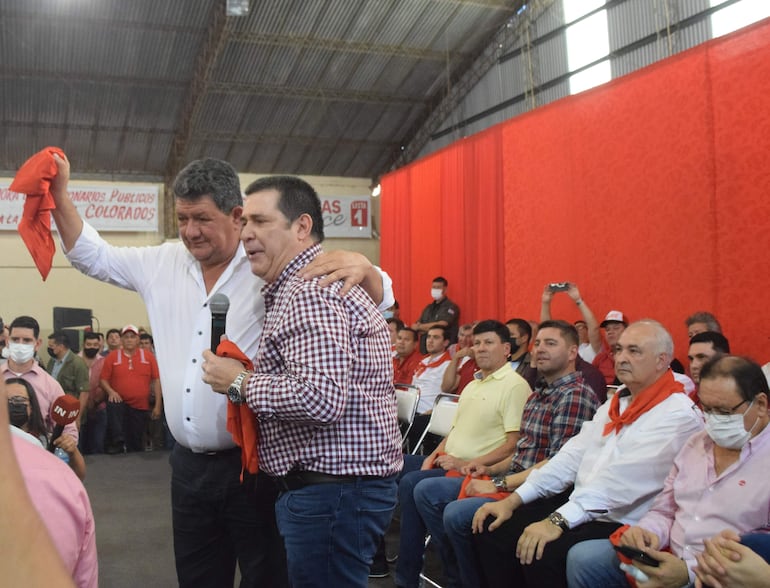 El orador principal fue el ex presidente Horacio Cartes, quien sostuvo que no existe ningún motivo para no estar unidos. En la foto con el candidato a intendente de Encarnación, César Rojas.
