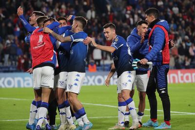 Los jugadores de Velez celebran la victoria ante Nacional hoy, en un partido de la Copa Libertadores entre Club Nacional y Vélez, en el estadio Gran Parque Central en Montevideo (Uruguay).