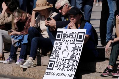 En Lituani, un grupo de manifestantes protesta contra el certificado electrónico de vacunación contra el  COVID-19.