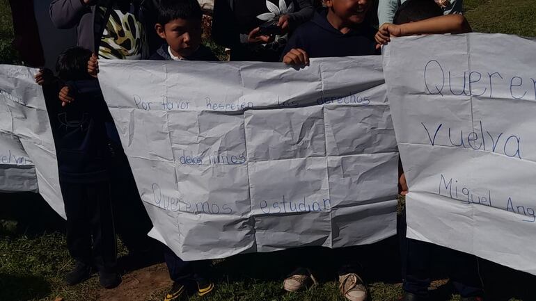 Escolares piden se respete el derecho de los niños.