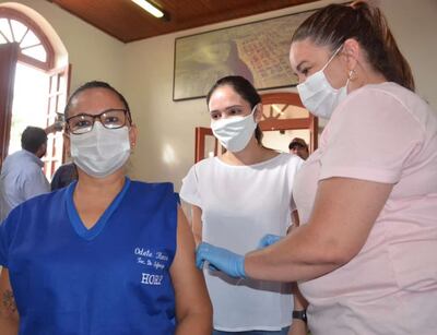 La enfermera Odete Romero fue la primera en recibir la vacuna contra el COVID-19 en Puerto Murtiñho.