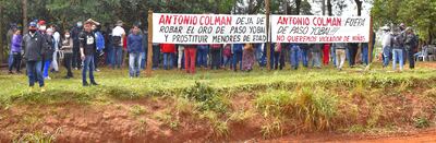 Miembros de la coordinadora colocaron pasacalles contra Antonio Colmán, del otro grupo de trabajadores, que pretende explotar la cantera de oro.