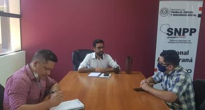 El titular regional del SNPP, Julio César Roa (c), se reunió con representantes de varios municipios.