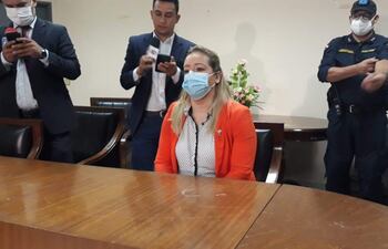 La fiscala Yennifer Marchuk estuvo en el Hospital Nacional para indagar un caso de alumbramiento en un pasillo.