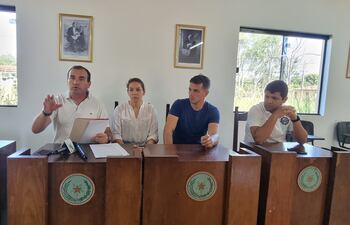 Los concejales municipales de la bancada del PLRA, en el momento de la conferencia de prensa donde denunciaron atropello por sus colegas de la ANR, en el cambio de las comisiones asesoras.