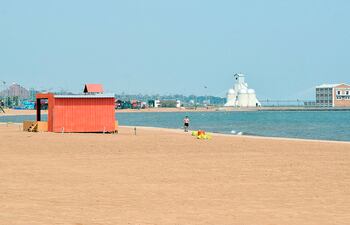 Así se ve en la actualidad una zona de la playa San José de Encarnación. La idea es comenzar con la ejecución del proyecto una vez que el MSPBS apruebe el protocolo propuesto por diferentes actores económicos de la ciudad.