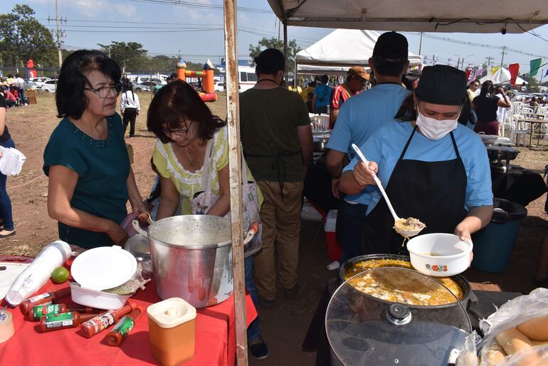 Los caldos de surubí y mandi´i fueron los más requeridos, durante el Festival del pira caldo en San Antonio.