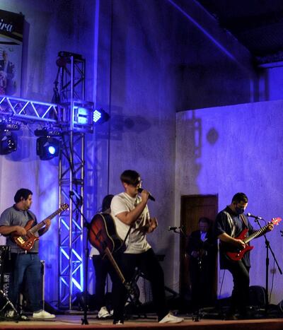 Alén Gómez en voz y guitarra, Carlos Decoud en piano, Elián Gómez en teclados, Joaquín Britos en bajo y Víctor Bogado en batería.