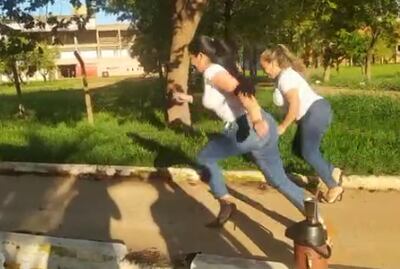 Dos competidoras de la "carrera de los tacones" practican su velocidad en la ciudad de Concepción. (captura de video).