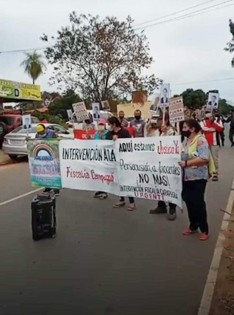 Los manifestantes llegaron hasta el local de la fiscalía para exigir el cambio de fiscal.