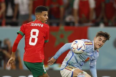 Sofiane Boufal (i) de Marruecos disputa un balón con Gavi de España,  quien se convirtió en el segundo jugador más joven de titular en una fase KO del Mundial.