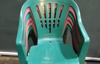 Las sillas robadas fueron recuperadas por los vecinos.