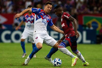 El delantero argentino de Cerro Porteño, Diego Churin (izq.), y el defensor de Fortaleza, Marcelo Benevenuto, compiten por el balón durante el partido de ida de la tercera ronda de la Copa Libertadores entre Fortaleza de Brasil y Cerro Porteño de Paraguay, en el estadio Arena Castelao, en Fortaleza, Brasil, el 9 de marzo.