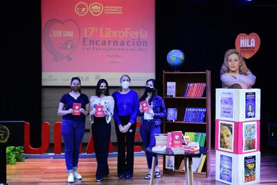 Camila Belén Chávez Enriquez, Mercedes Verónica Gowdak Mancin, Verónica Inés Giménez Fernández, tres de las 20 finalistas del concurso de cuentos “Jóvenes que cuentan”, con la rectora de la UNAE, Nadia Czeraniuk, durante el acto de premiación, en la jornada de cierre de la Libroferia.