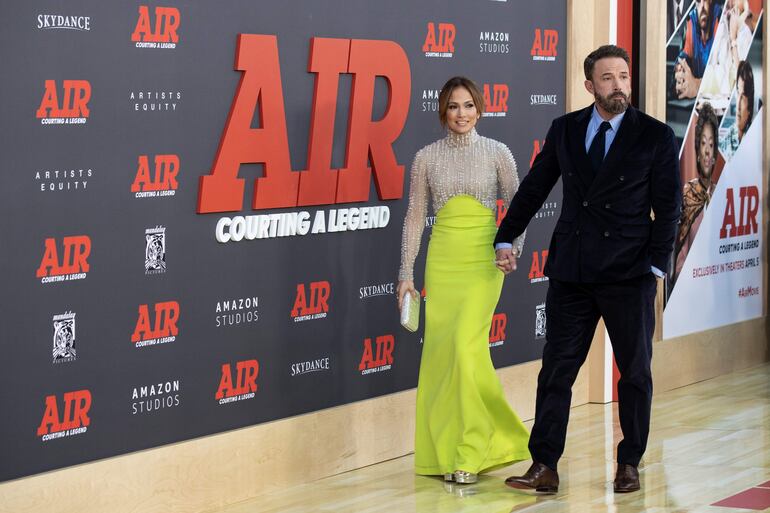 Jennifer López y Ben Affleck llegando de la manito al Regency Village Theatre en Los Ángeles, California. (EFE/EPA/ETIENNE LAURENT)
