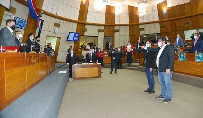 El cuestionado diputado  David Rivas (ANR, HC) fue “confirmado” como representante ante el Jurado de Enjuiciamiento mientras que los cartistas y aliados atropellaron la Constitución  y  destituyeron a Eusebio Alvarenga. En su reemplazo juró Rodrigo Blanco.