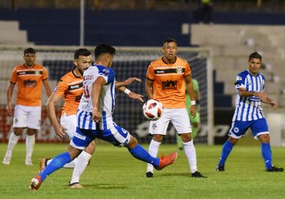 Maniobra de Gustavo Noguera, autor de tres anotaciones para General Díaz. César Benítez intenta conectar el balón.