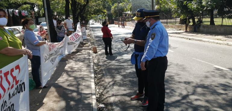 Funcionarios de la Municipalidad de Asunción exigen que el Estado salde su deuda con la Comuna.