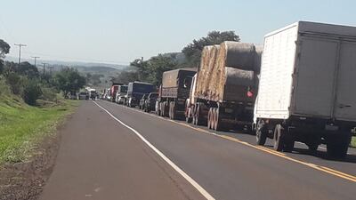 Camioneros atascados en una larga fila sobre la ruta PY03 en la zona de Naranjito, Canindeyú, donde los payistas volvieron a manifestarse desde ayer