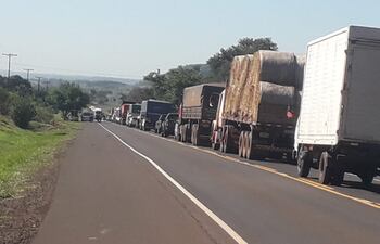 Camioneros atascados en una larga fila sobre la ruta PY03 en la zona de Naranjito, Canindeyú, donde los payistas volvieron a manifestarse desde ayer