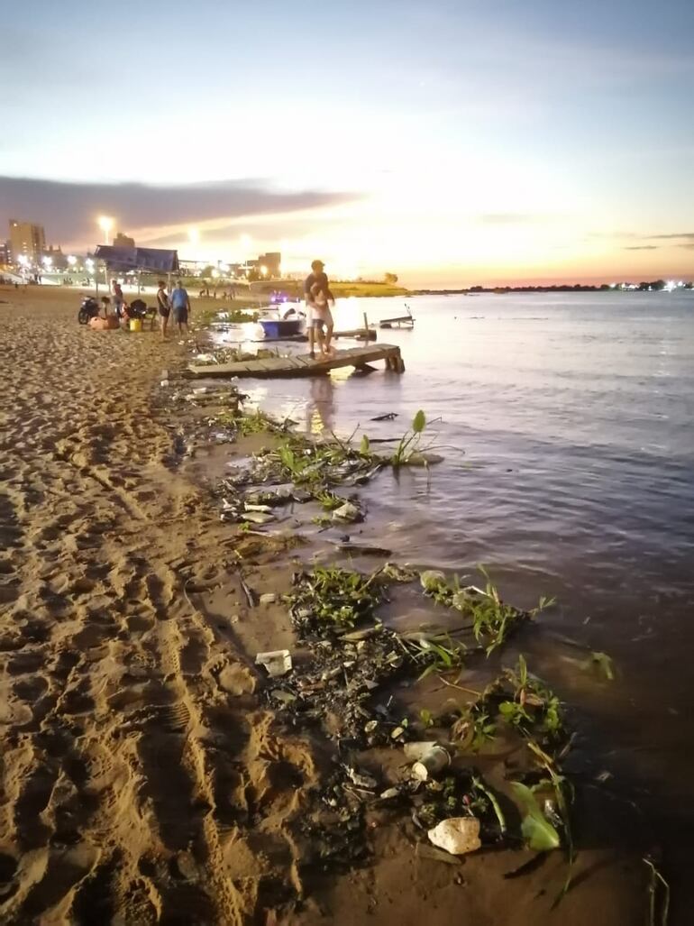 Basura en las orillas del río.