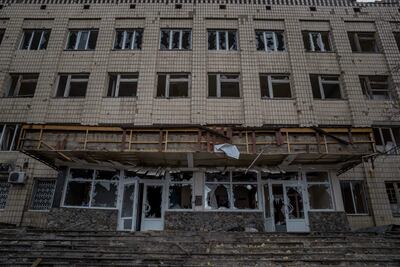 Fotografía hoy, Domingo de Ramos, de un edificio destrozado por proyectiles de alto calibre en Irpin, región de Kiev (Ucrania). EFE/ Miguel Gutiérrez