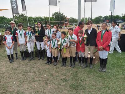 Nutrido grupo de los mejores en varias categorías de las competencias desarrolladas ayer.