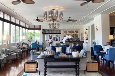 Un elegante salón de estilo colonial en el Grand Hotel d'Angkor transporta a los huéspedes a otros tiempos.